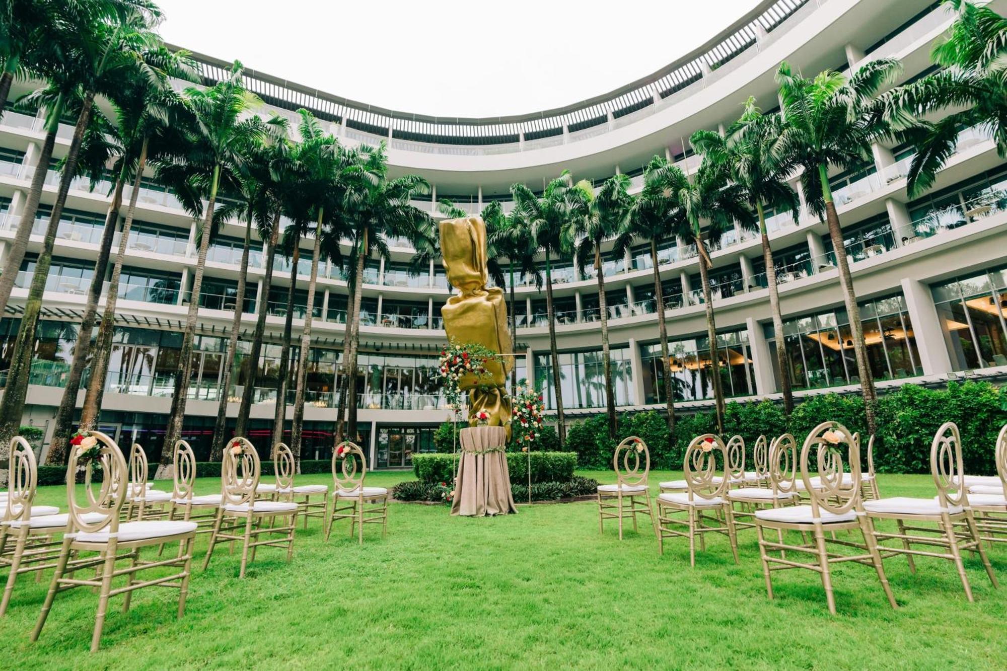 W Singapore - Sentosa Cove Buitenkant foto The lawn at the hotel